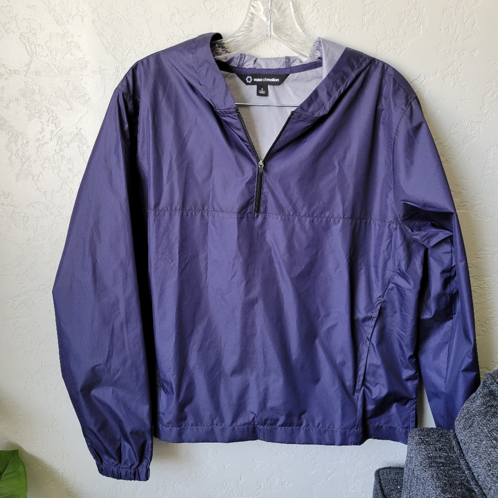 Blue quarter zipwinbreaker